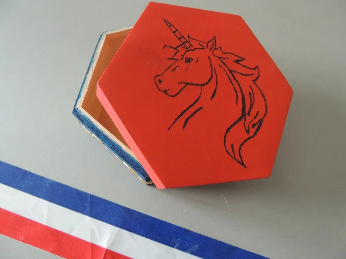 Boite hexagonale thème « Licorne »
