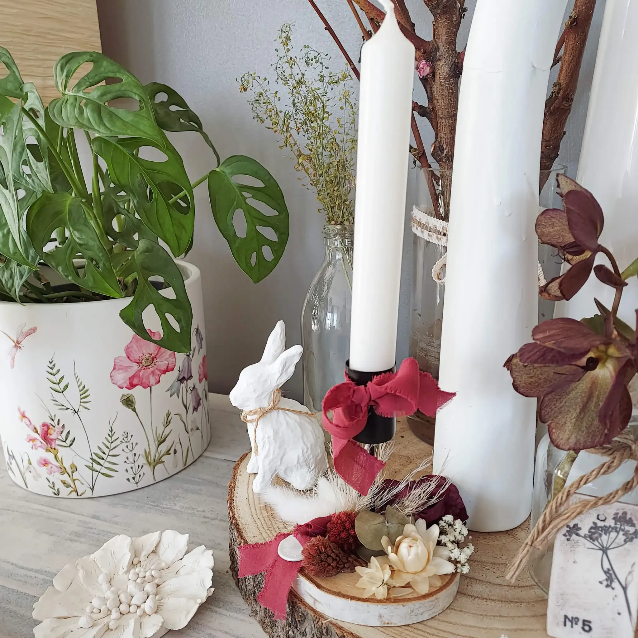 Bougeoir fleuri, ruban et seau de cire