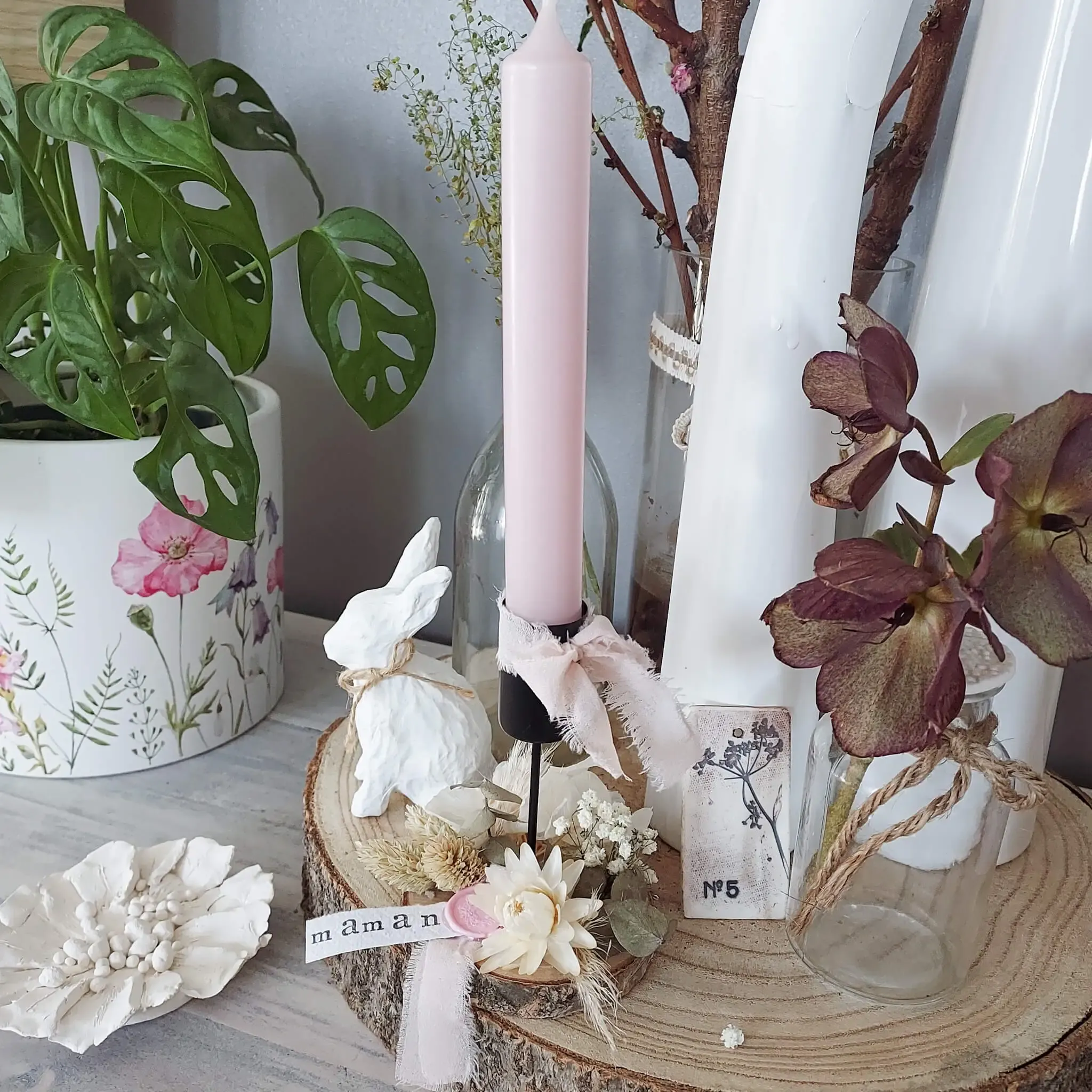 Bougeoir fleuri, ruban et seau de cire – Image 7