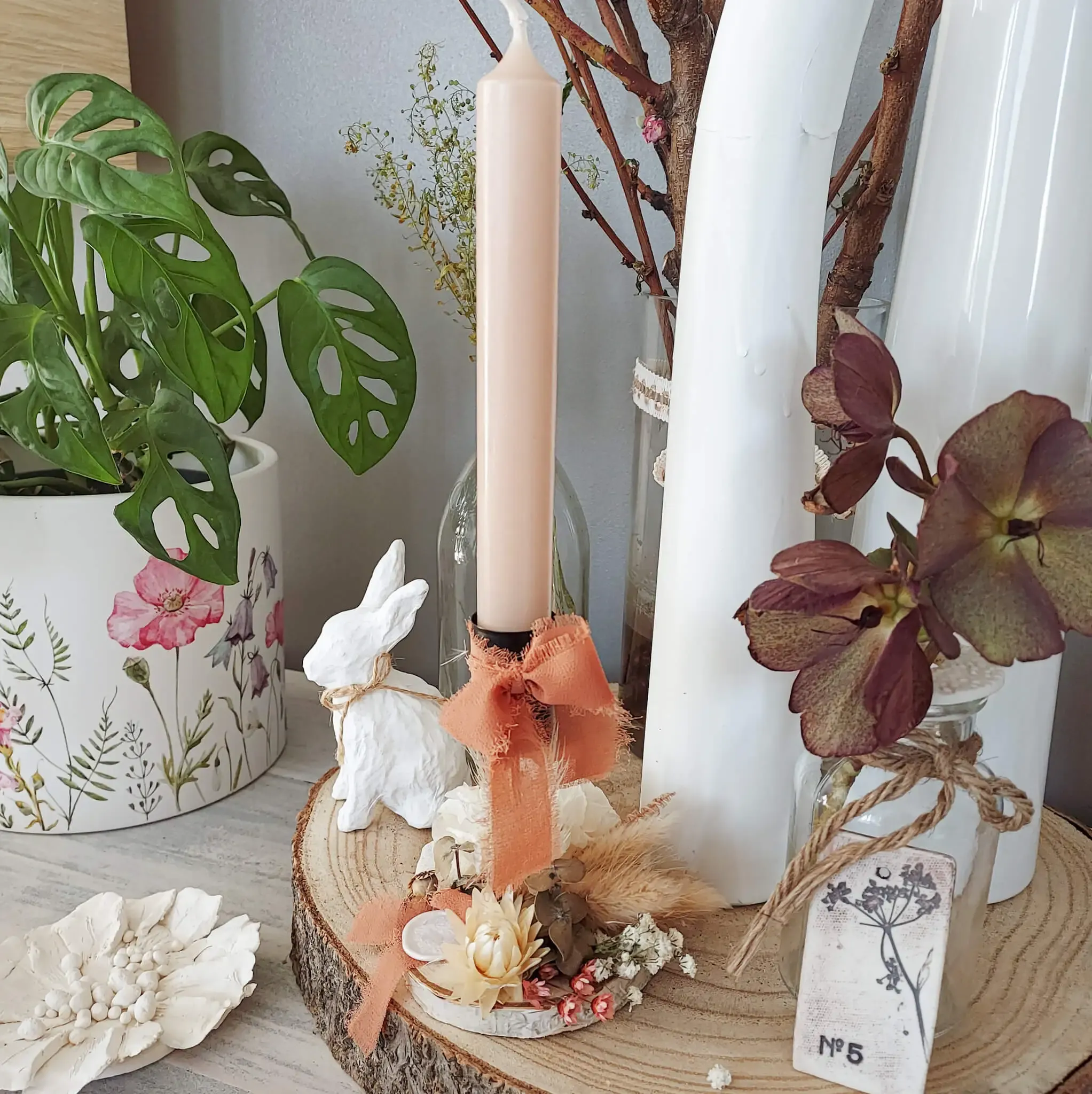 Bougeoir fleuri, ruban et seau de cire – Image 4
