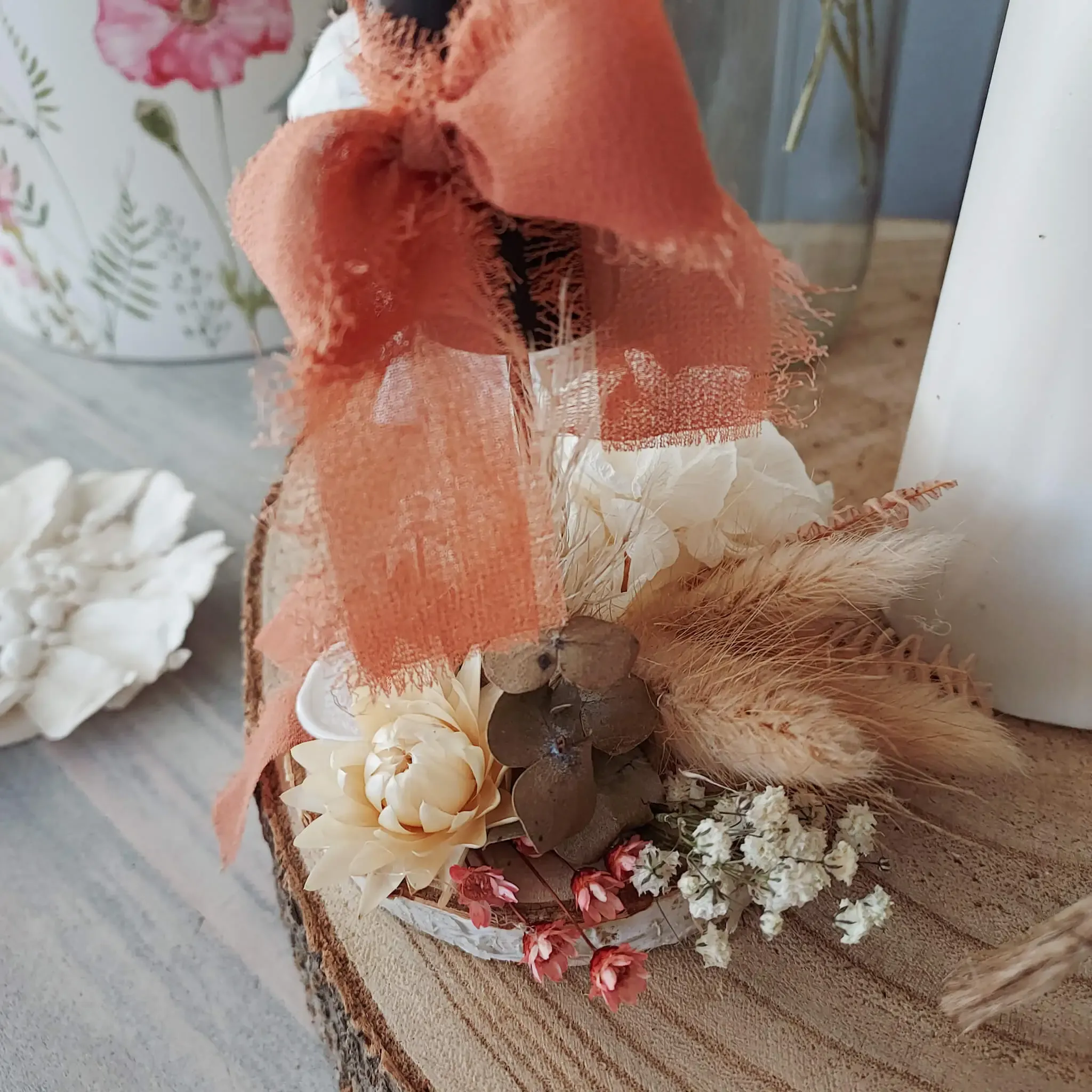 Bougeoir fleuri, ruban et seau de cire – Image 5