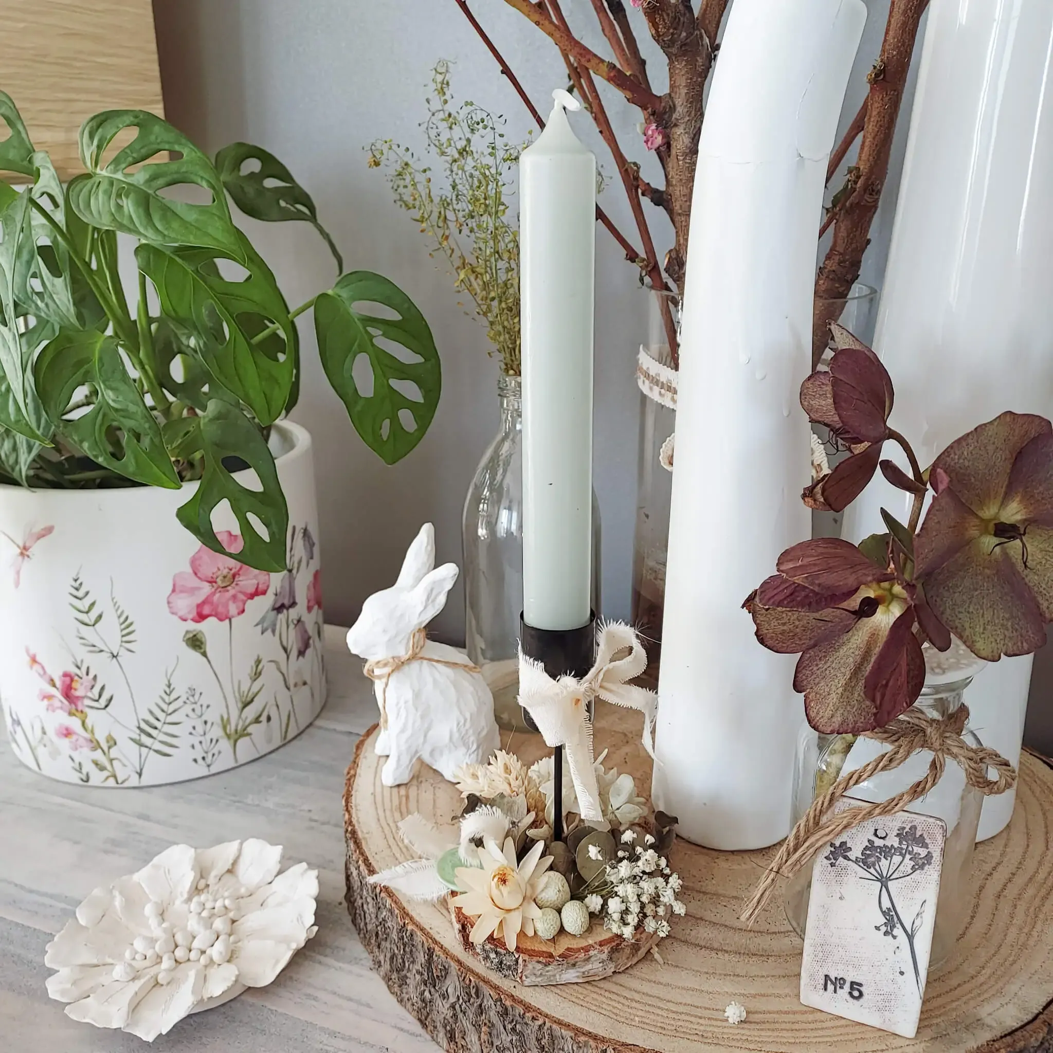 Bougeoir fleuri, ruban et seau de cire – Image 2