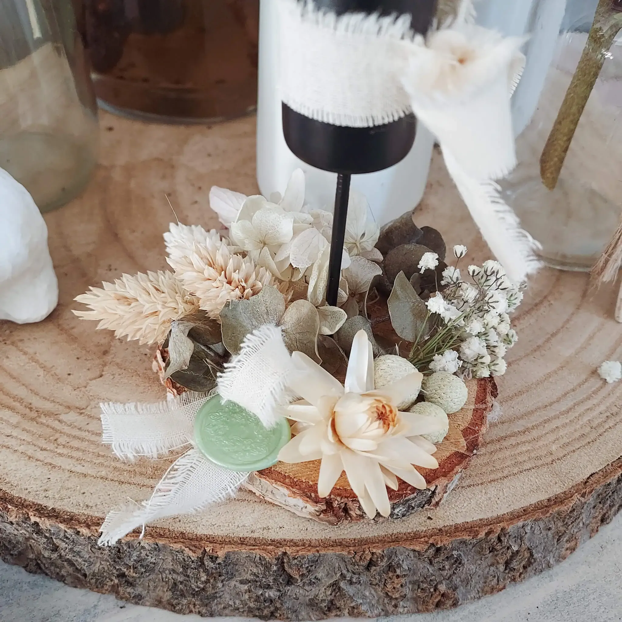 Bougeoir fleuri, ruban et seau de cire – Image 3