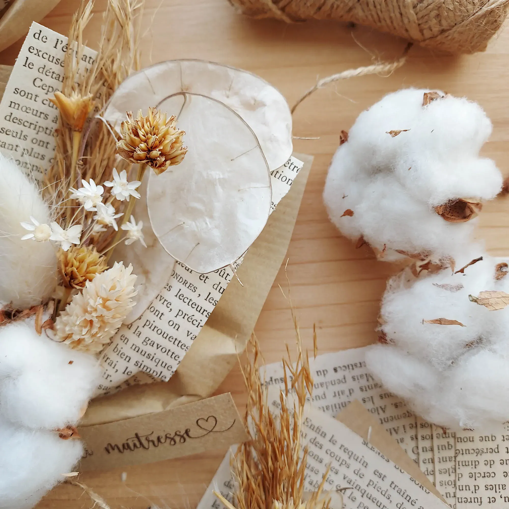 Petit bouquet de fleurs séchées – coton et papier d’antan – Image 5