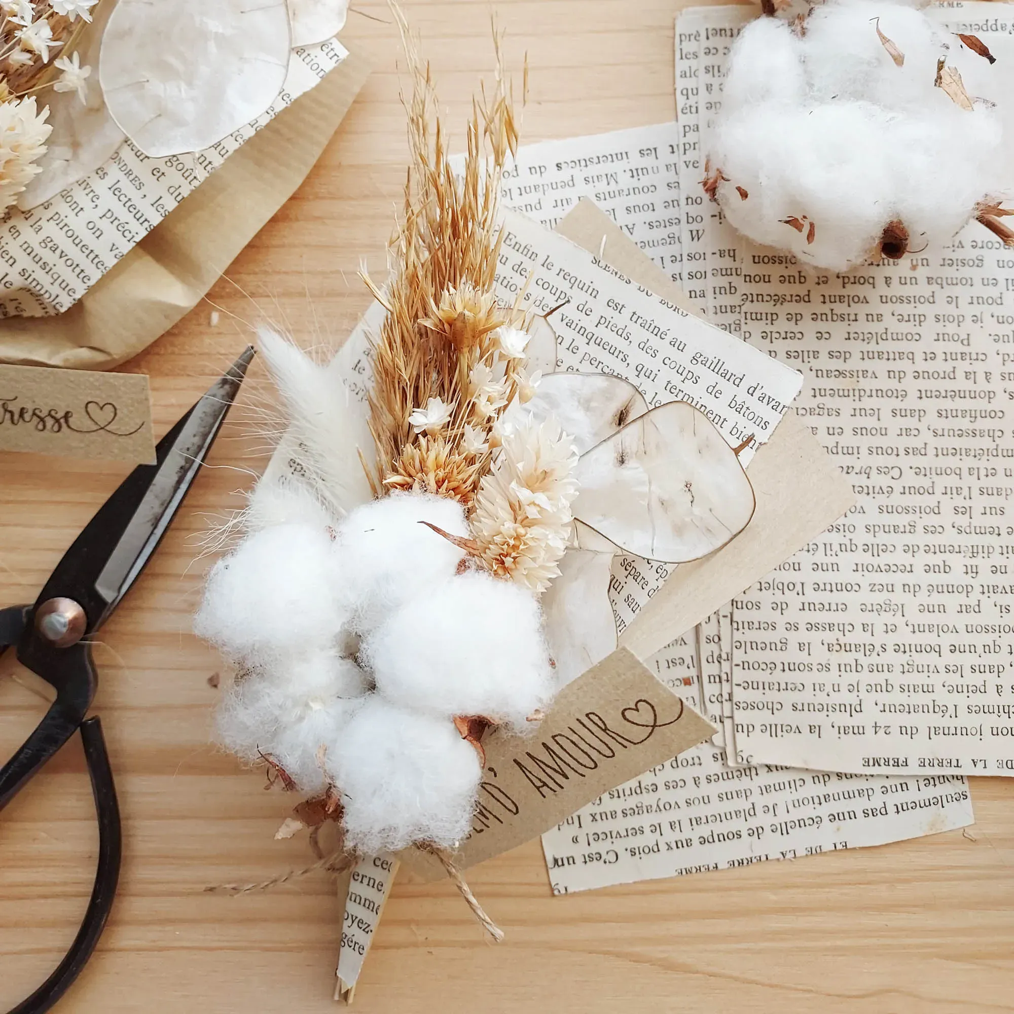 Petit bouquet de fleurs séchées – coton et papier d’antan