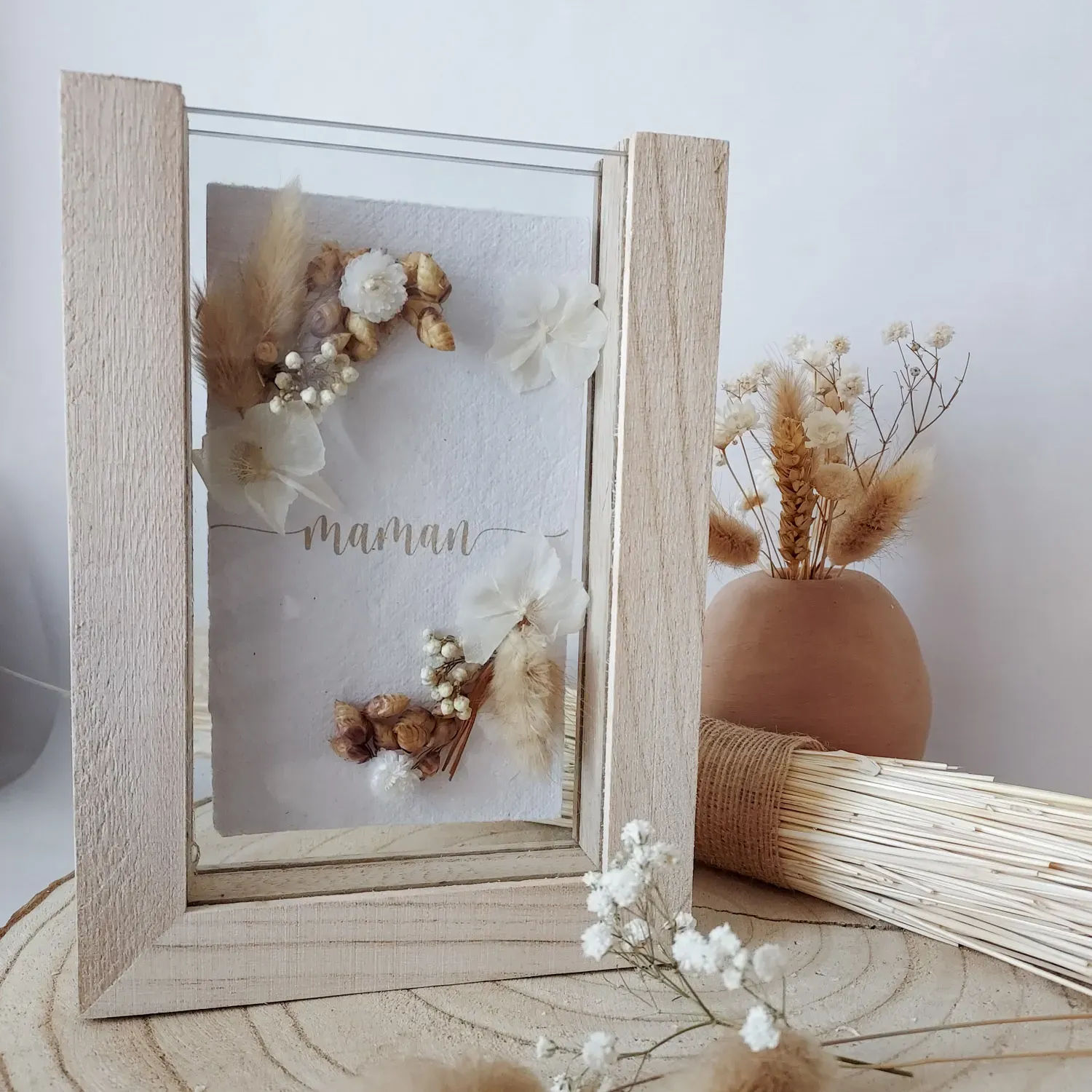 Cadre en bois fleuri “maman” – fleurs séchées blanches et brunes