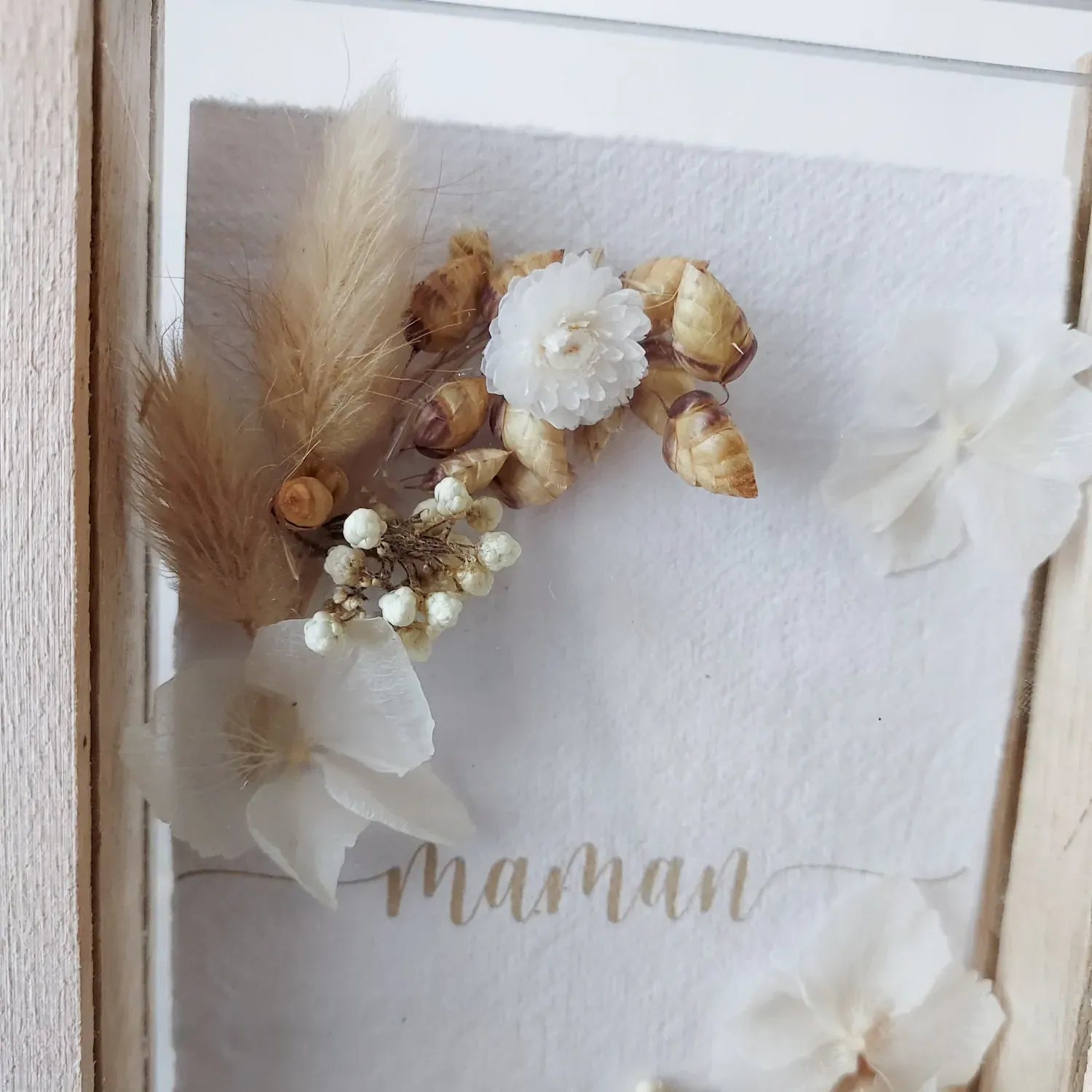 Cadre en bois fleuri “maman” – fleurs séchées blanches et brunes – Image 2