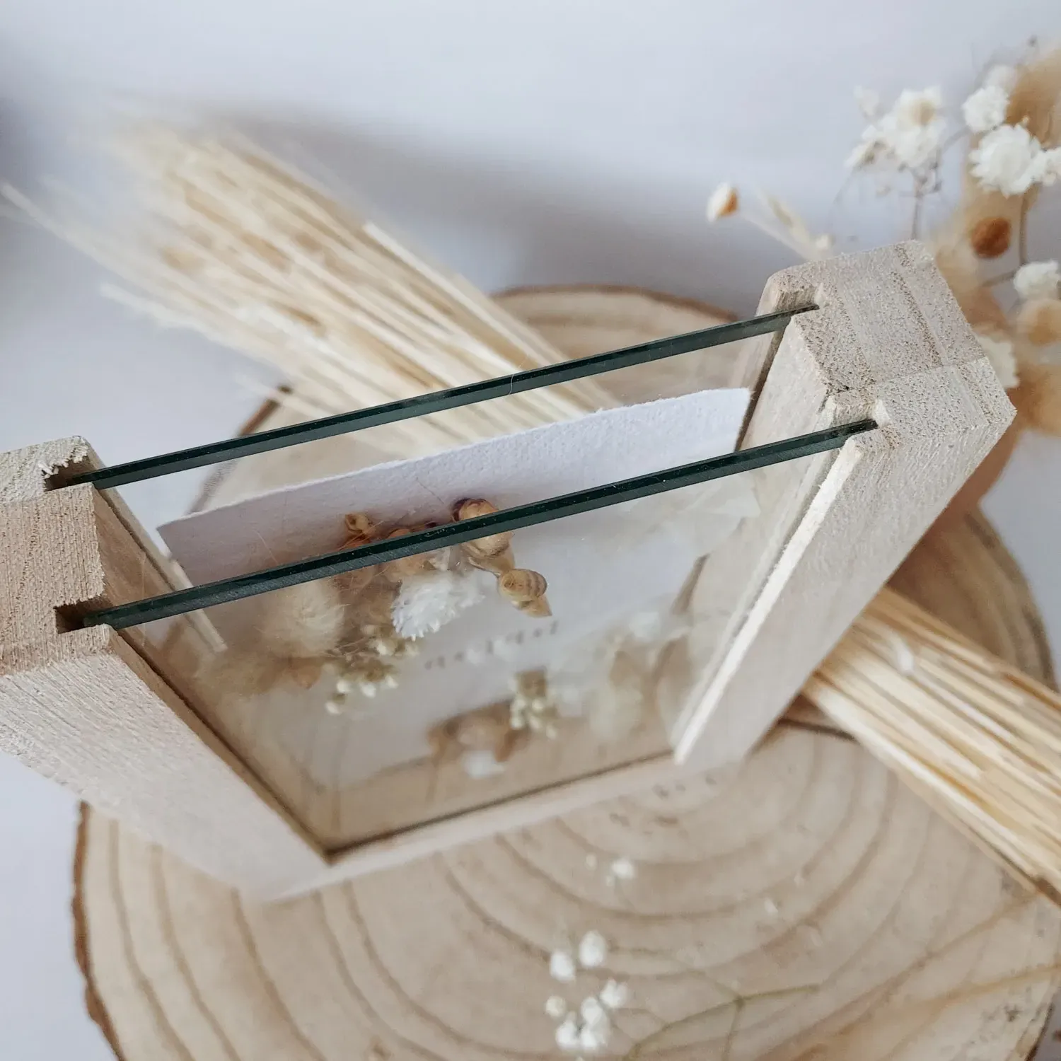 Cadre en bois fleuri “maman” – fleurs séchées blanches et brunes – Image 3