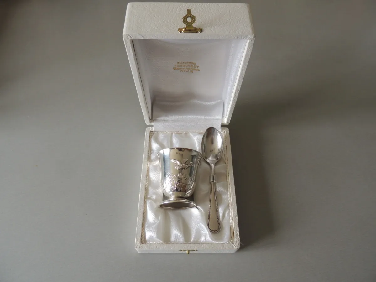 Coffret coquetier avec motif en relief et cuillère en métal argenté – Image 2