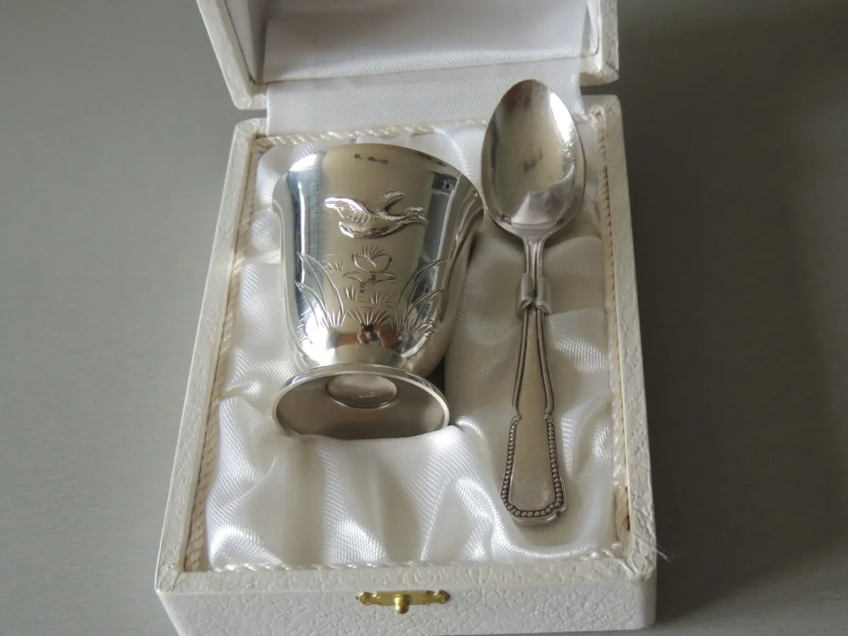 Coffret coquetier avec motif en relief et cuillère en métal argenté