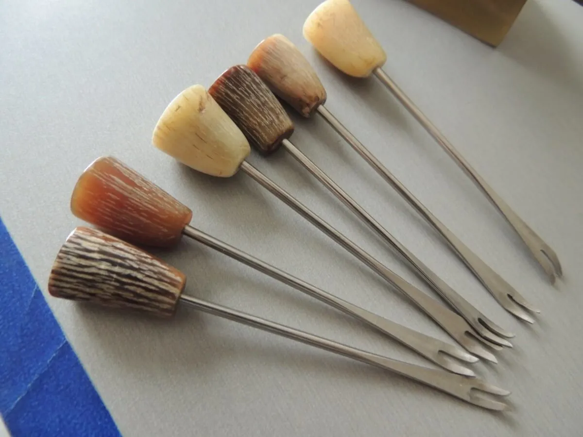 6 piques à escargots/ bigorneaux en corne et inox modèle corne sur socle – Image 3