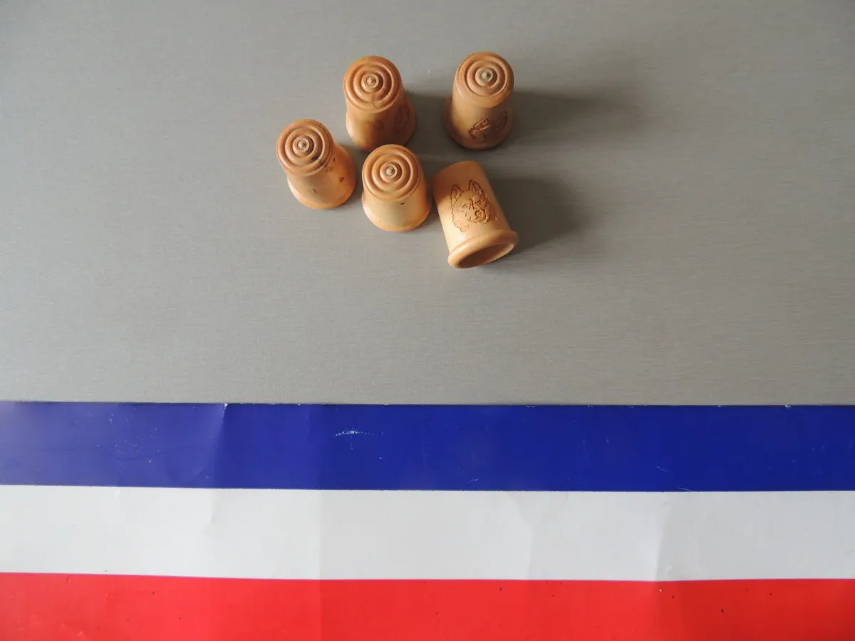 Dé à coudre en bois de Buis gravé d’un motif chien