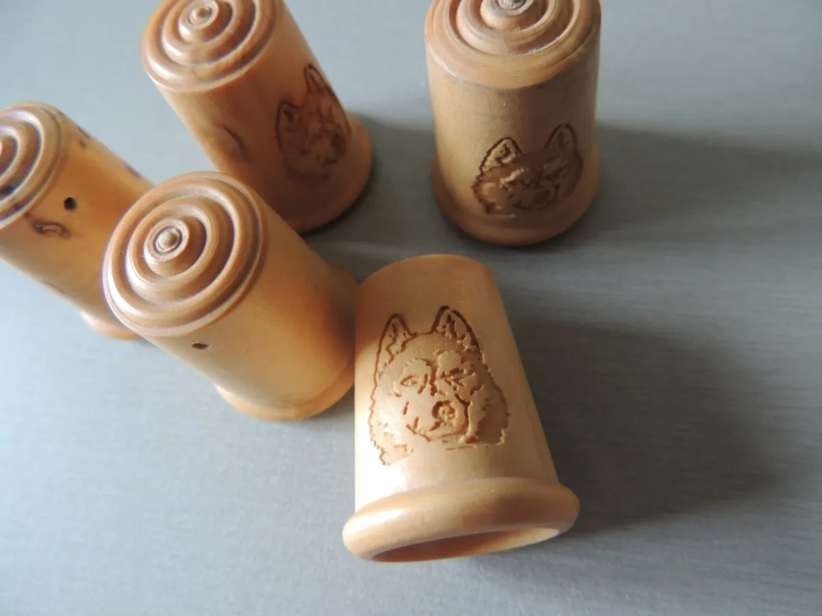 Dé à coudre en bois de Buis gravé d’un motif chien – Image 2