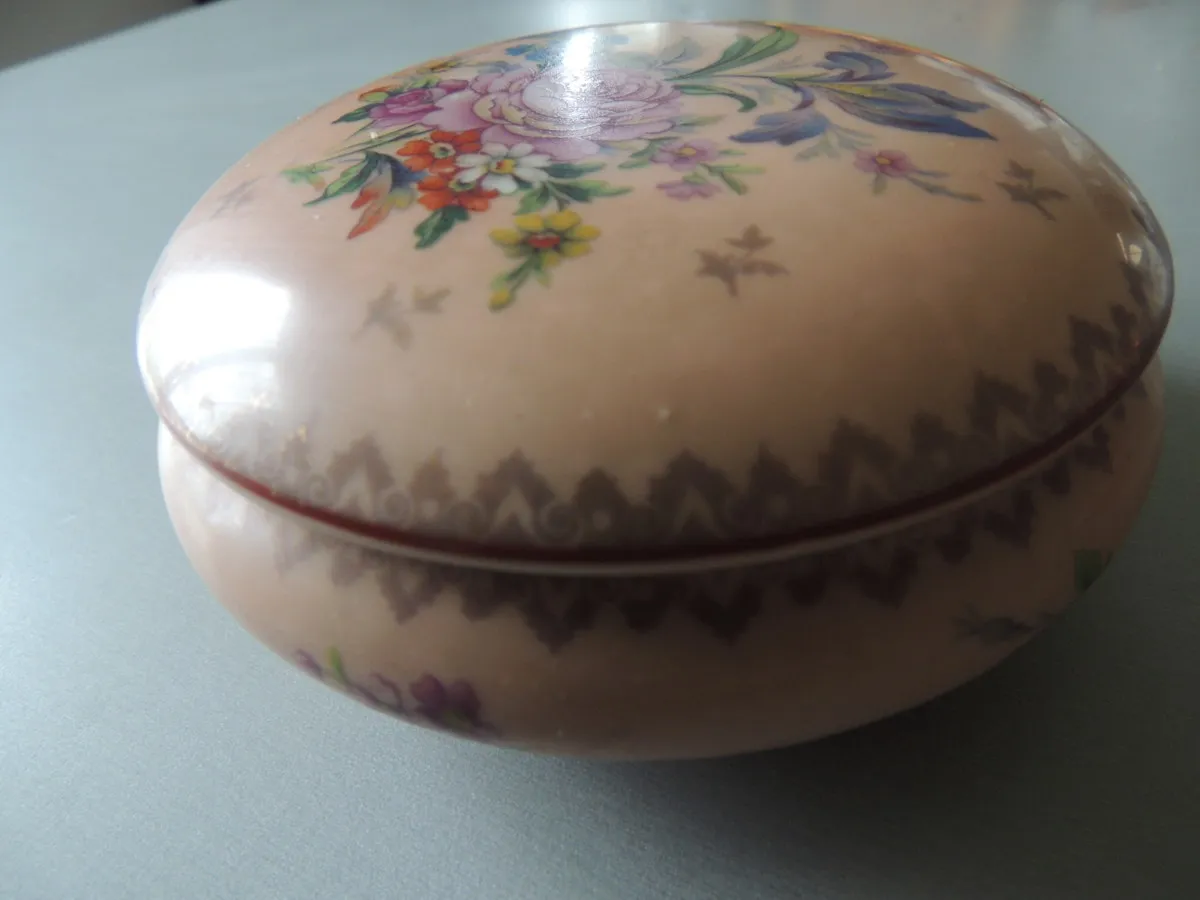 Bonbonnière en porcelaine de Limoge motif floral – Image 4