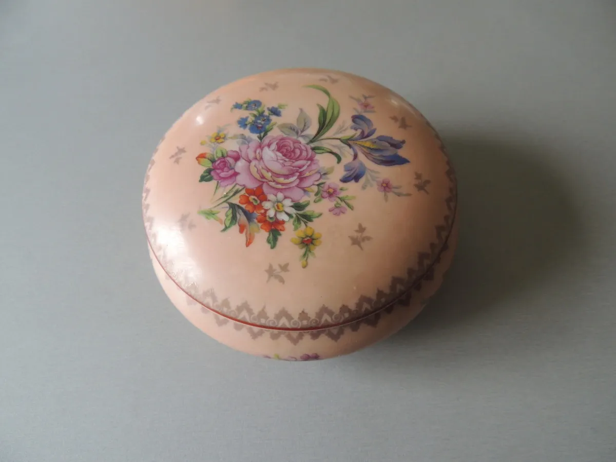 Bonbonnière en porcelaine de Limoge motif floral