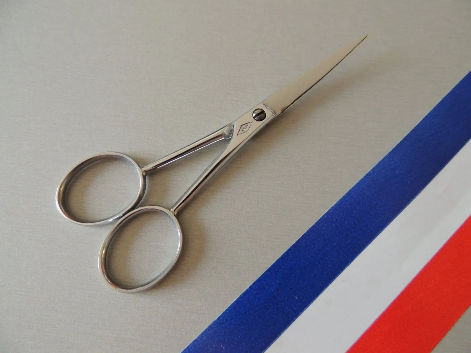 Ciseaux à Moustache et Barbe courbe 11 cm