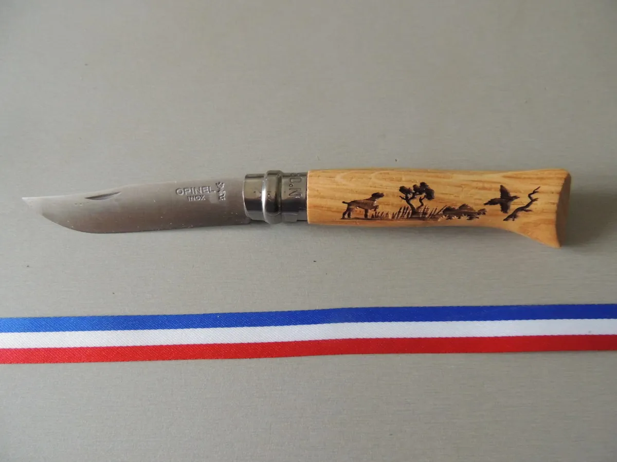 Opinel n°08 decor gravé animalia chien