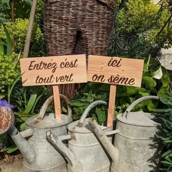 Pancarte en bois gravée