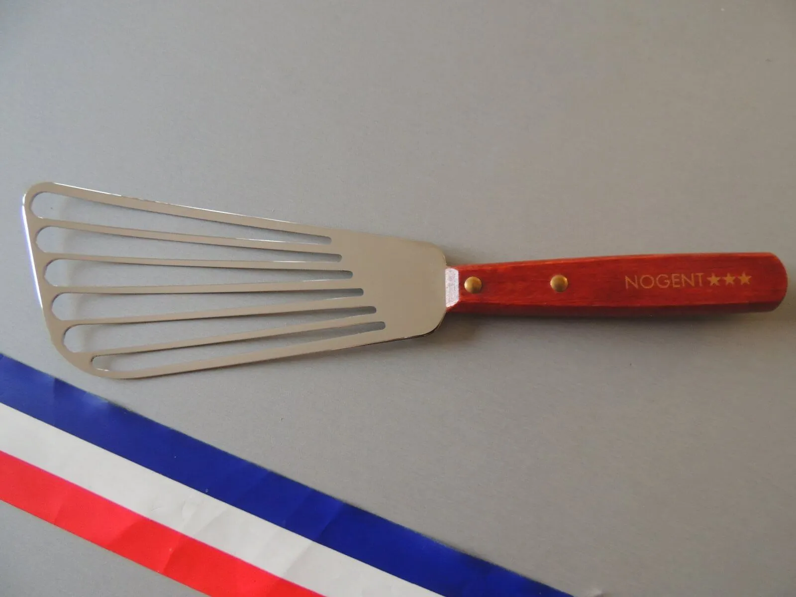 Pelle de cuisine ajourée Nogent***