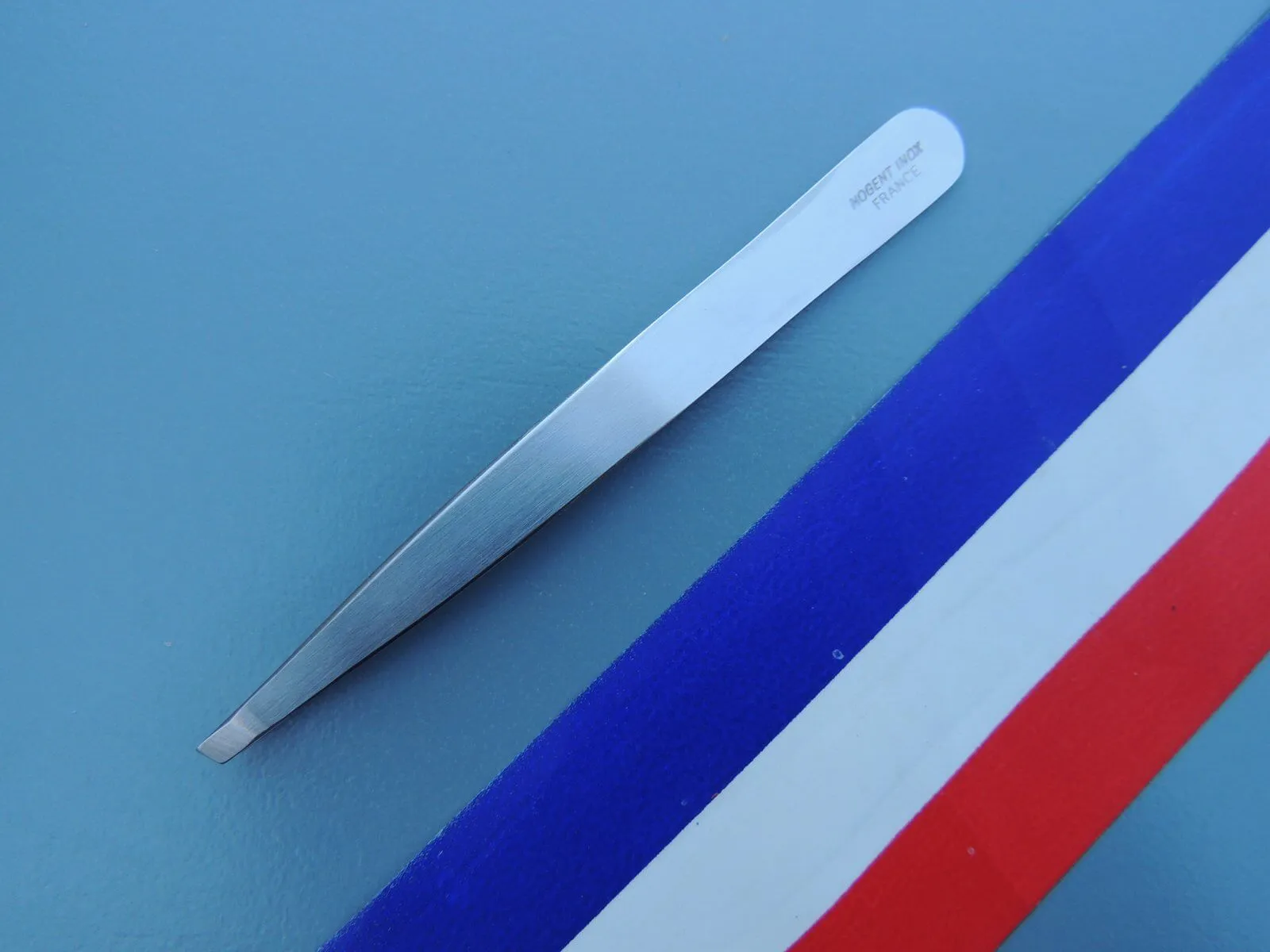 Pince à épiler mors biais satiné