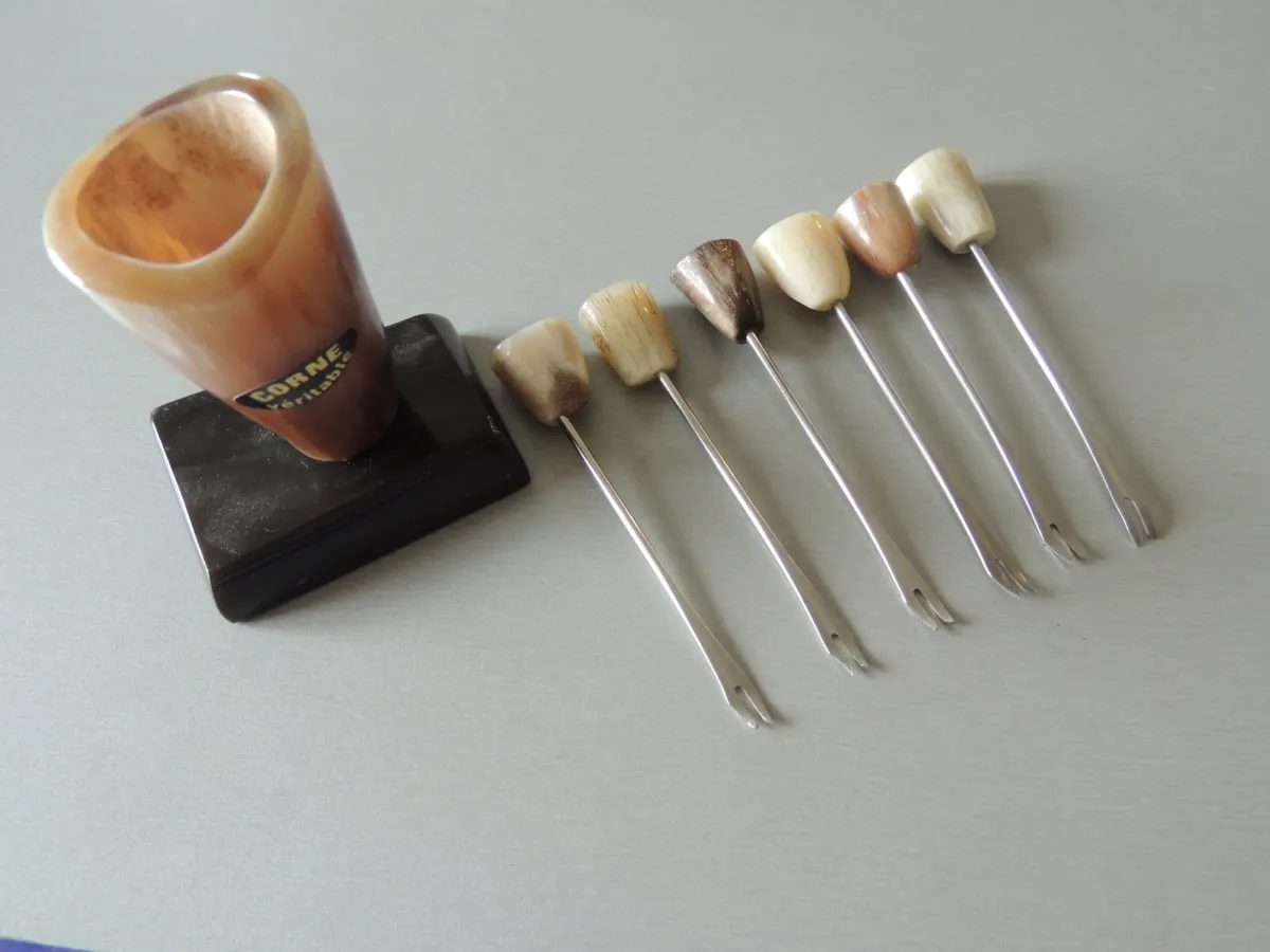 6 piques à escargots/ bigorneaux en corne et inox modèle grand godet – Image 2