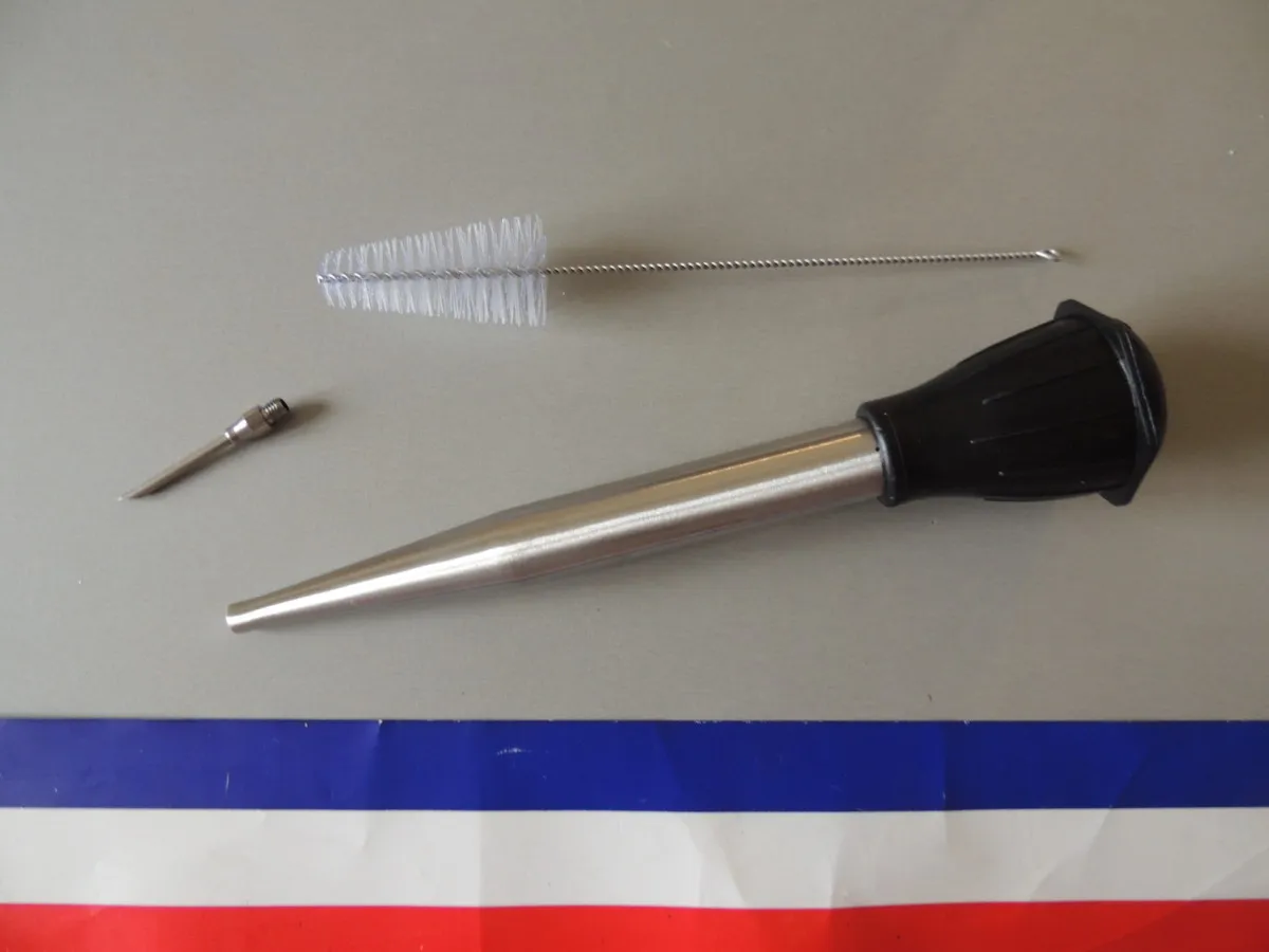 Seringue à sauce avec aiguille et goupillon