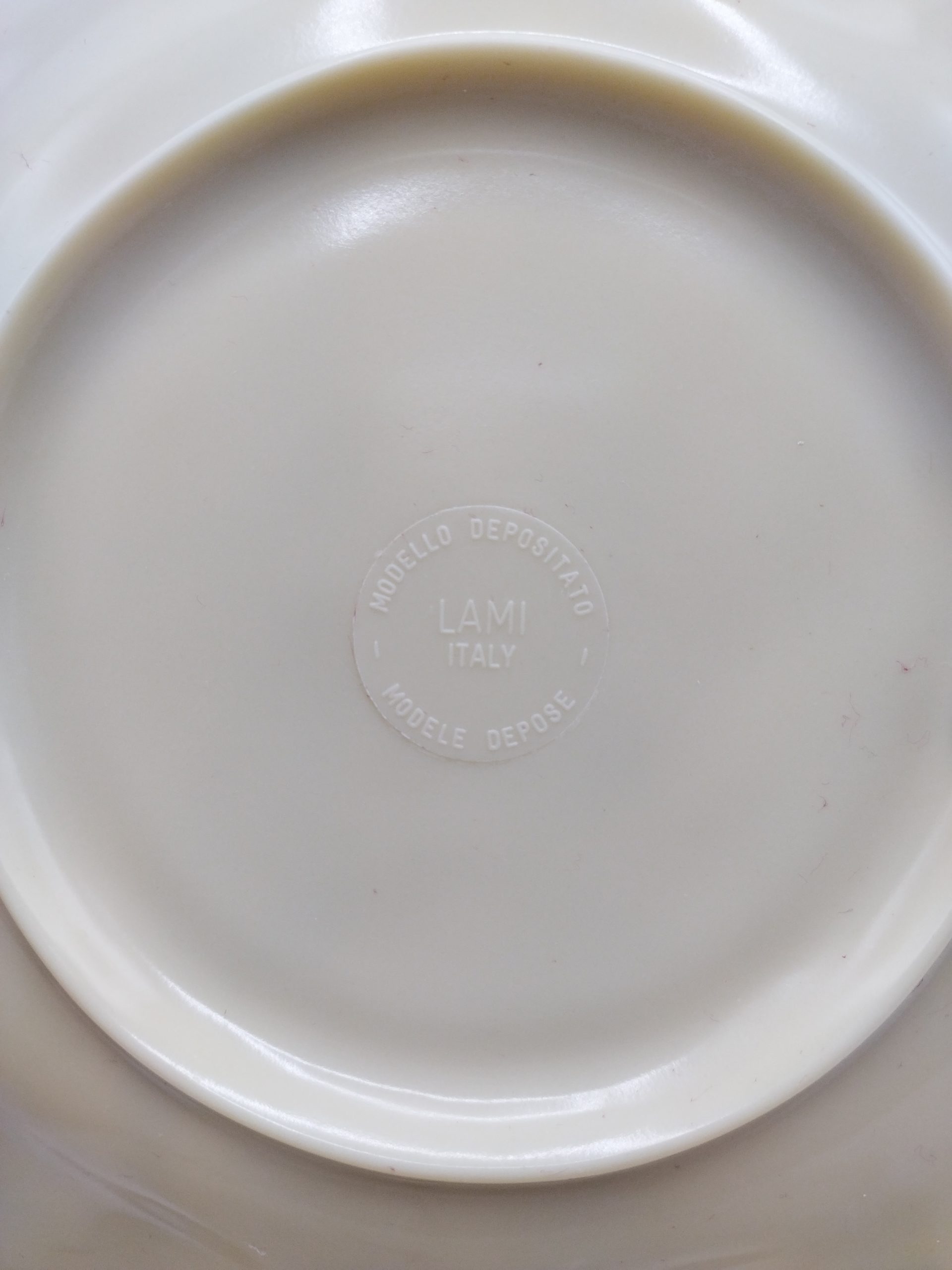Duo assiettes vintage plastique Lamy Italy modèle déposé – Image 3