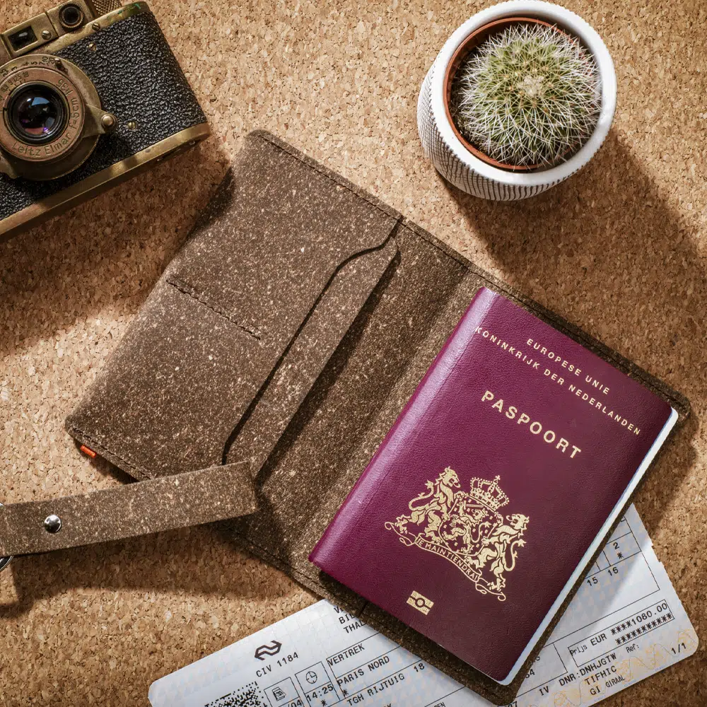 Protège passeport en cuir recyclé personnalisable – Image 7