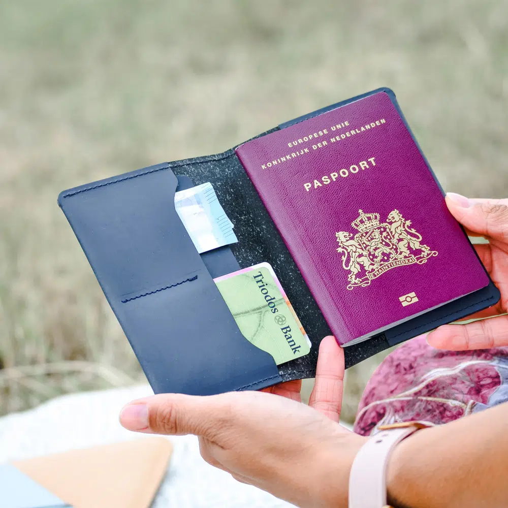 Protège passeport en cuir recyclé personnalisable – Image 6