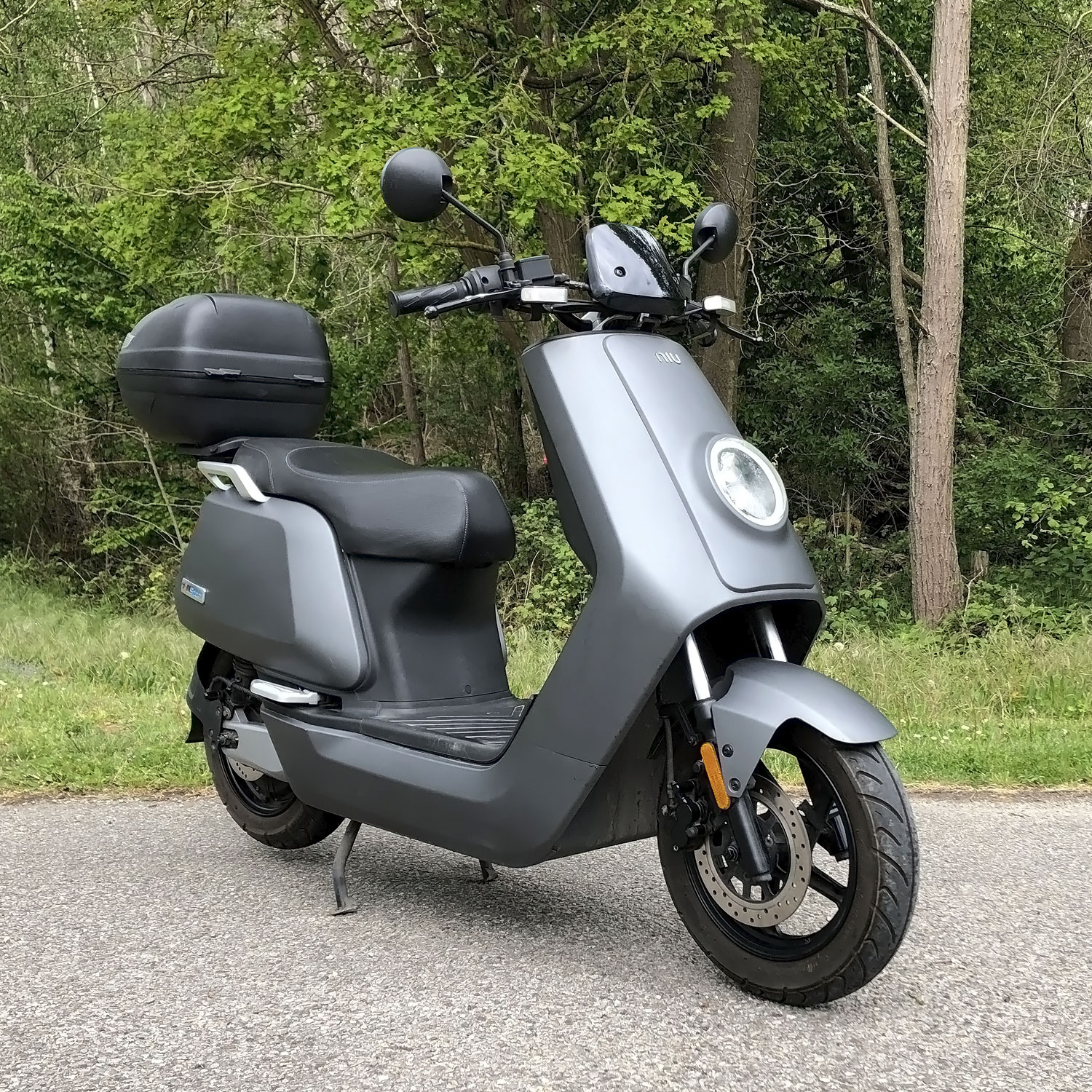 NIU NQi Sport Gris mat – occasion 5 616 km – avec tablier et top case – Image 2