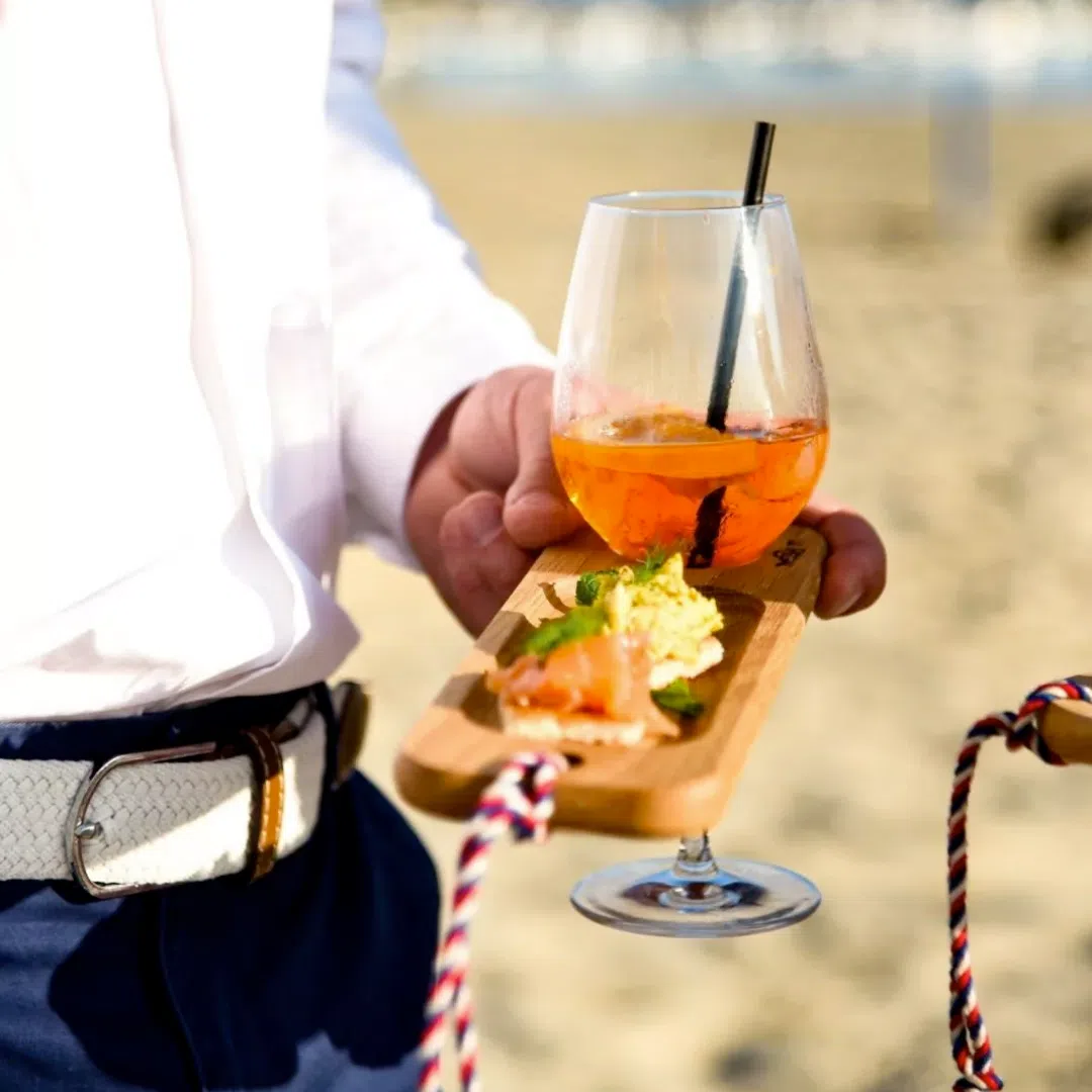 Pelle à vin en chêne personnalisable – Image 4